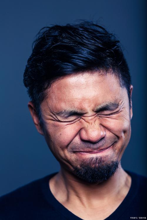 老张紧皱眉头